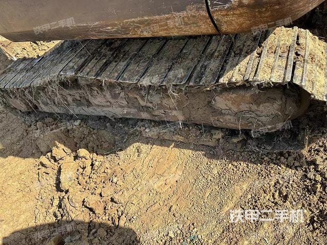 單側(cè)履帶整體(整機(jī)外觀) 單側(cè)履帶整體(整機(jī)外觀)