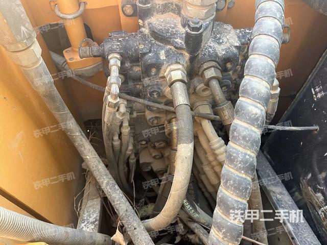 回轉(zhuǎn)馬達(dá)和主控閥（整機(jī)外觀）