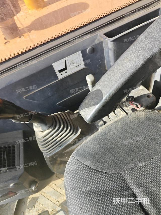 行走控制手柄和踏板?俯拍（駕駛室部分）