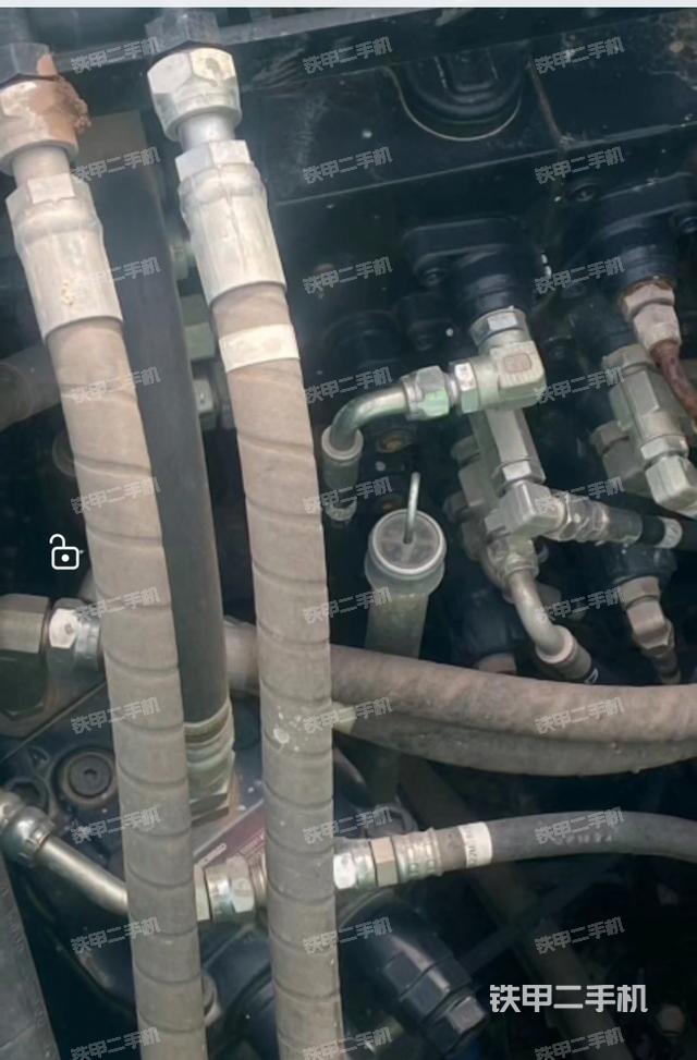 回轉(zhuǎn)馬達和主控閥(整機外觀) 回轉(zhuǎn)馬達和主控閥(整機外觀)