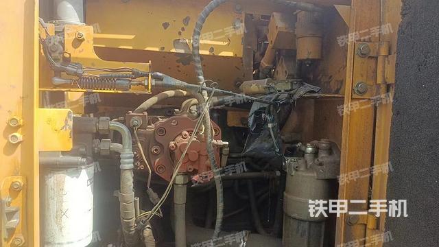 液压泵舱室正面整体（整机外观）