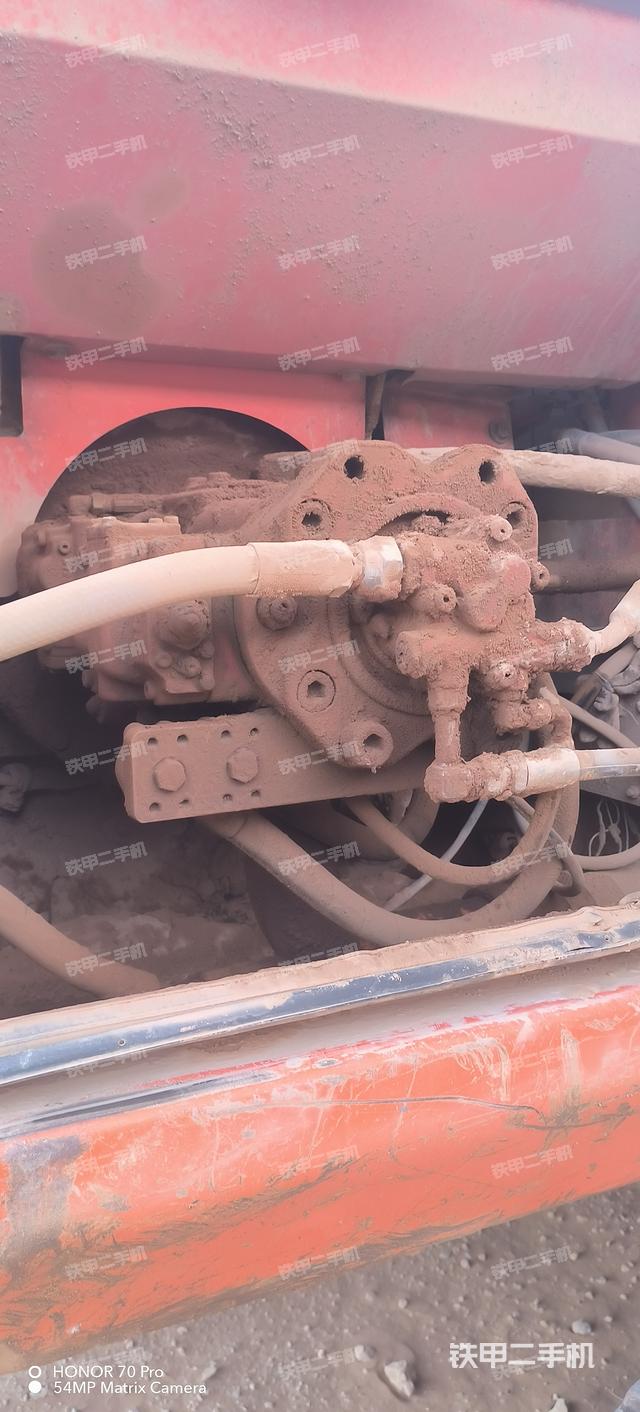 液压泵舱室正面整体（整机外观）