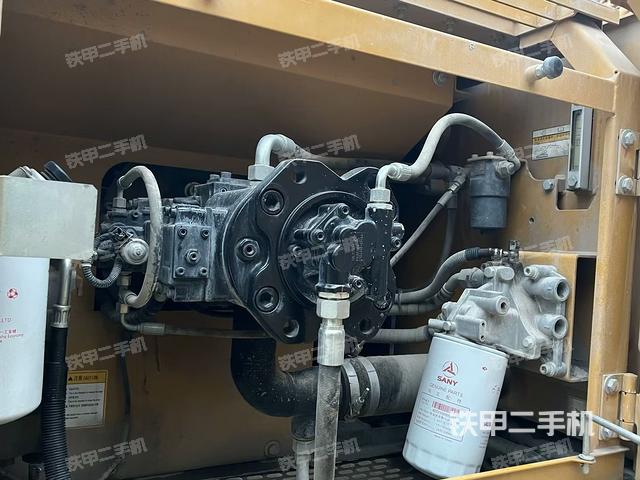 液壓泵艙室正面整體(整機(jī)外觀) 液壓泵艙室正面整體(整機(jī)外觀)