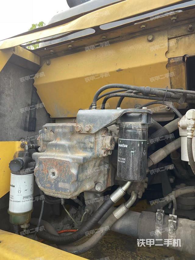 液压泵舱室正面整体（整机外观）