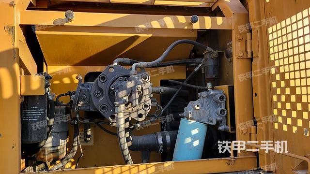 液壓泵艙室正面整體（整機外觀）