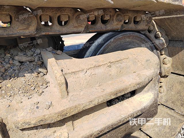 單側(cè)履帶整體(整機(jī)外觀) 單側(cè)履帶整體(整機(jī)外觀)