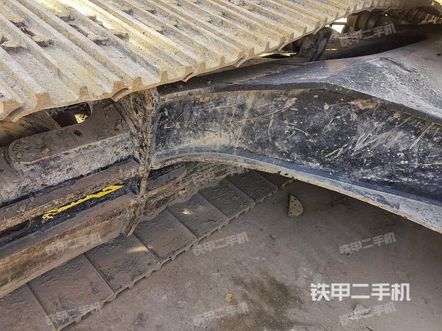 單側(cè)履帶整體(整機(jī)外觀) 單側(cè)履帶整體(整機(jī)外觀)