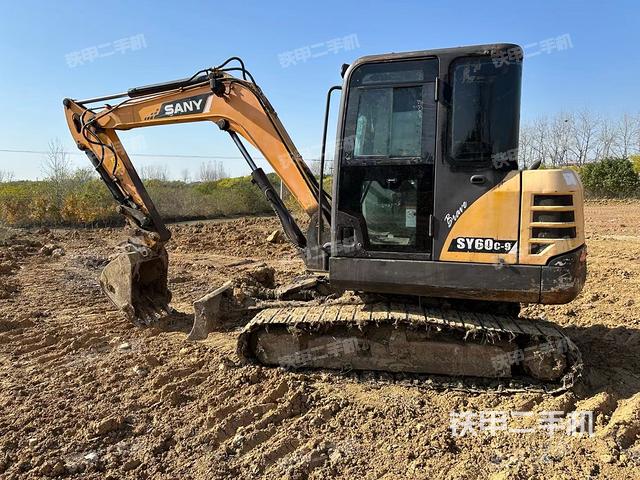 駕駛室整體(整機(jī)外觀) 駕駛室整體(整機(jī)外觀)