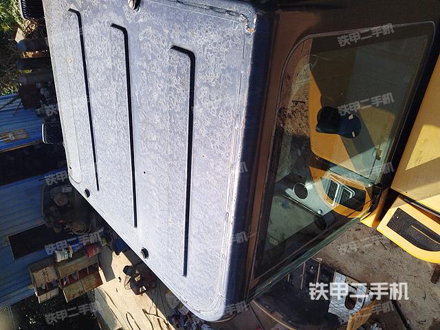 駕駛室頂部(整機(jī)外觀) 駕駛室頂部(整機(jī)外觀)