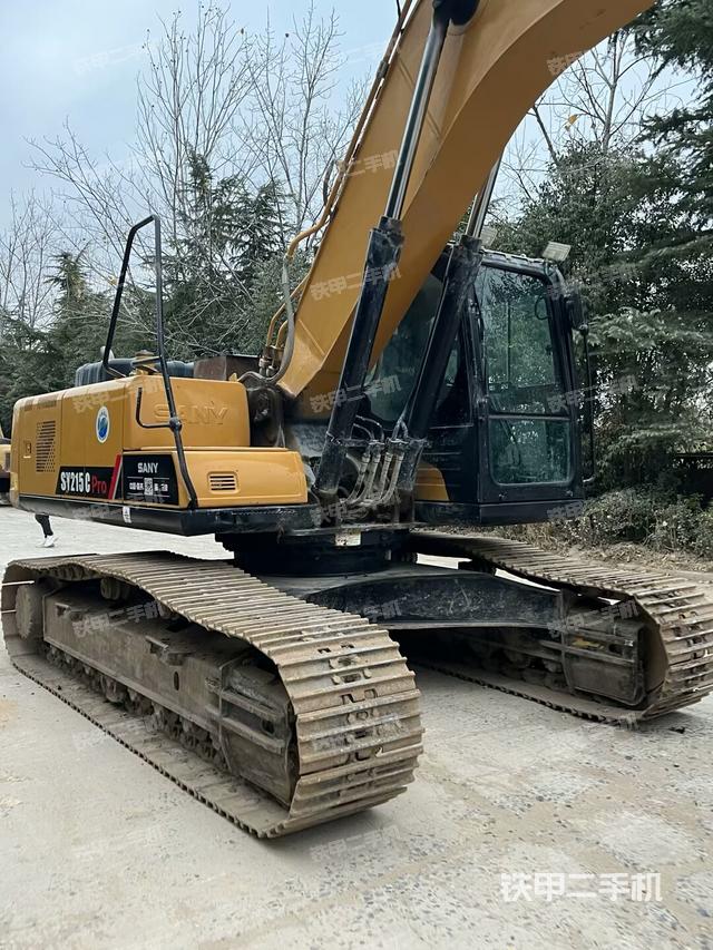 駕駛室頂部(整機(jī)外觀) 駕駛室頂部(整機(jī)外觀)