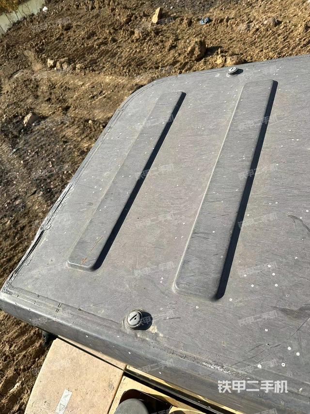 駕駛室頂部(整機(jī)外觀) 駕駛室頂部(整機(jī)外觀)