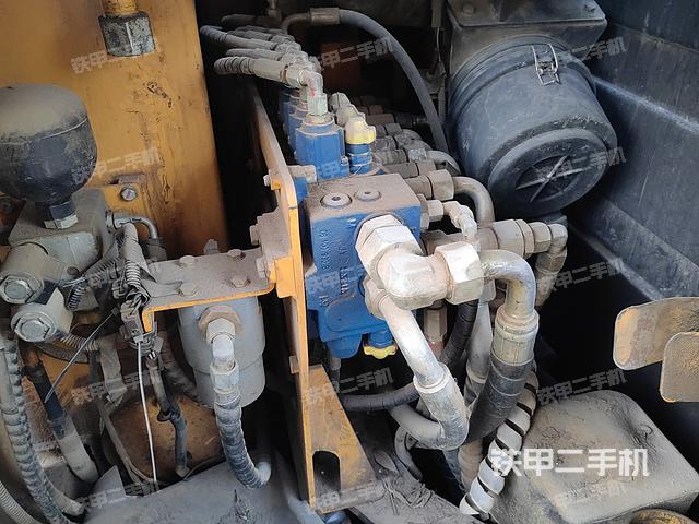 回转马达和主控阀（整机外观）