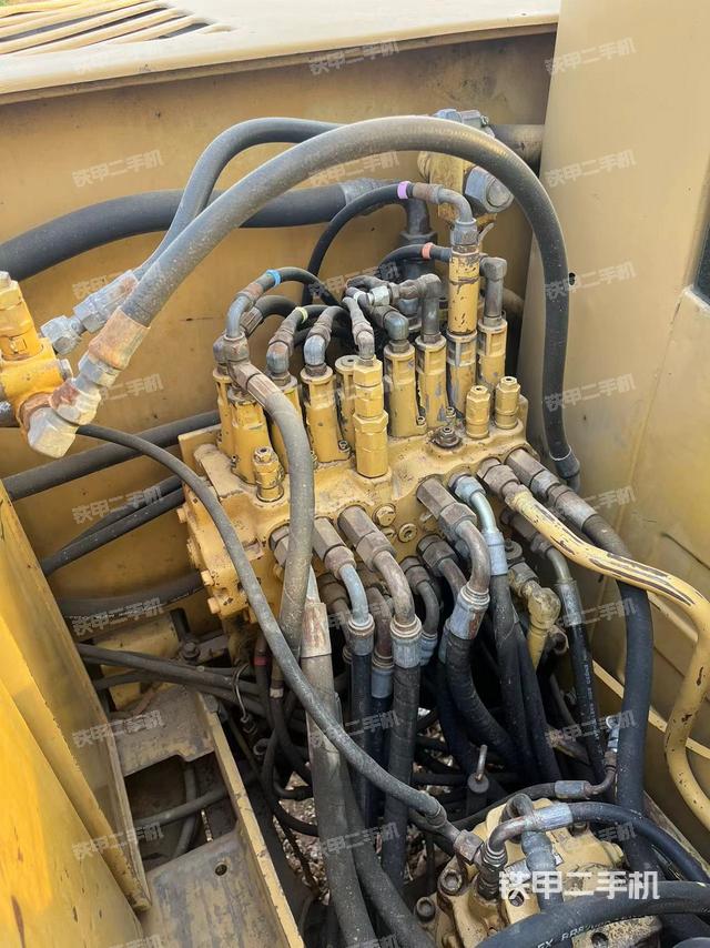 回轉(zhuǎn)馬達和主控閥（整機外觀）