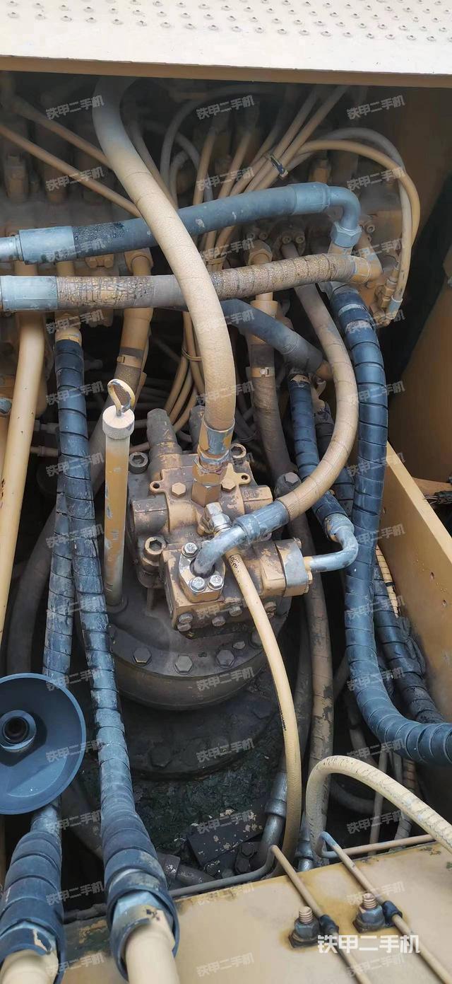 回转马达和主控阀（整机外观）