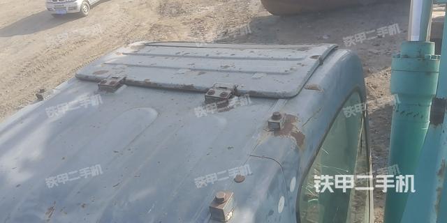 駕駛室頂部(整機(jī)外觀) 駕駛室頂部(整機(jī)外觀)