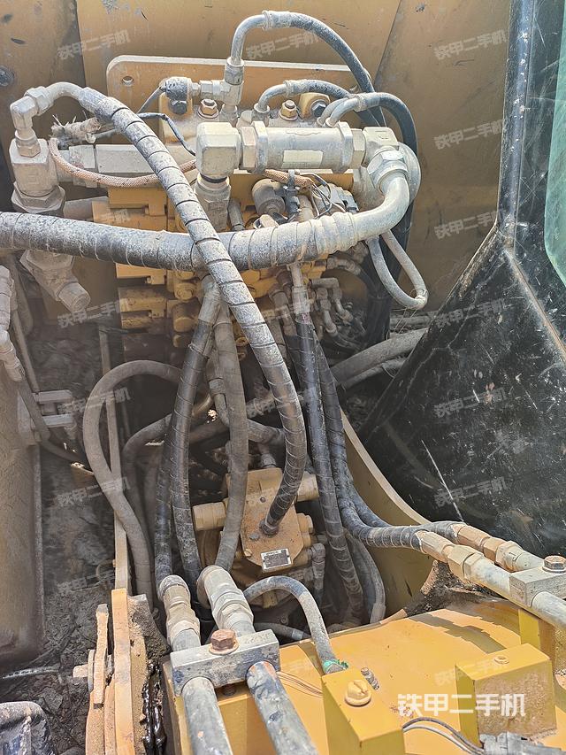 回轉馬達和主控閥（整機外觀）