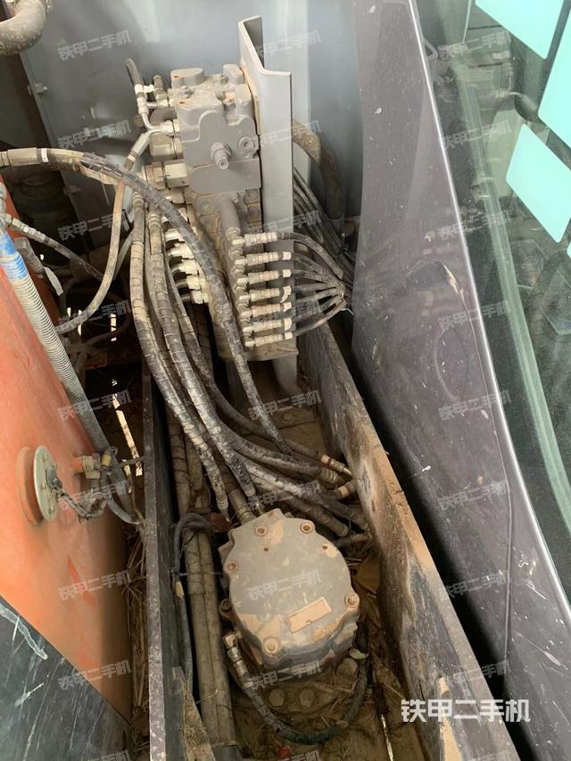 回轉(zhuǎn)馬達(dá)和主控閥（整機(jī)外觀）