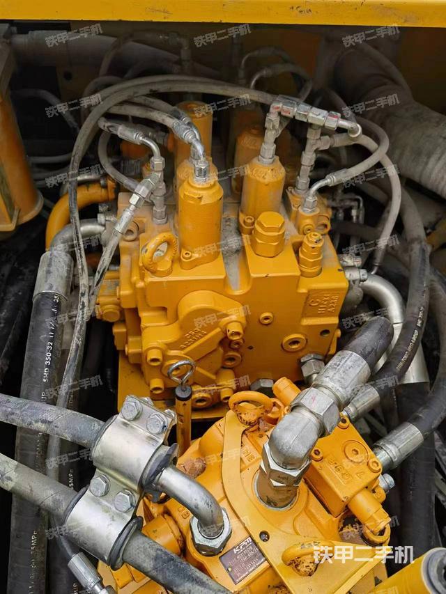 回轉(zhuǎn)馬達(dá)和主控閥（整機(jī)外觀）