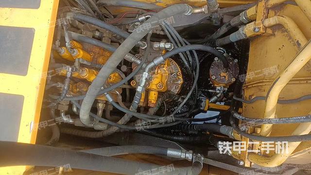 回转马达和主控阀（整机外观）