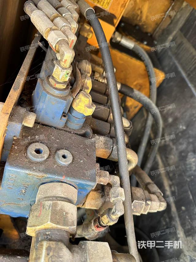 回轉(zhuǎn)馬達(dá)和主控閥(整機(jī)外觀) 回轉(zhuǎn)馬達(dá)和主控閥(整機(jī)外觀)