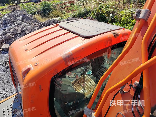 駕駛室頂部(整機(jī)外觀) 駕駛室頂部(整機(jī)外觀)