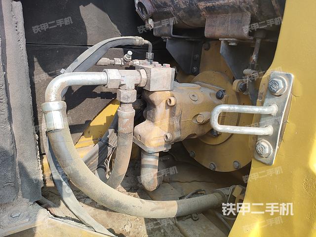 液壓泵艙室正面整體（整機外觀）