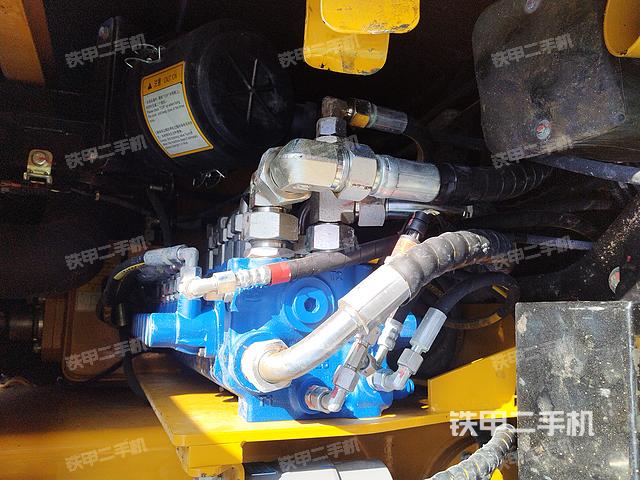 回轉(zhuǎn)馬達(dá)和主控閥(整機(jī)外觀) 回轉(zhuǎn)馬達(dá)和主控閥(整機(jī)外觀)