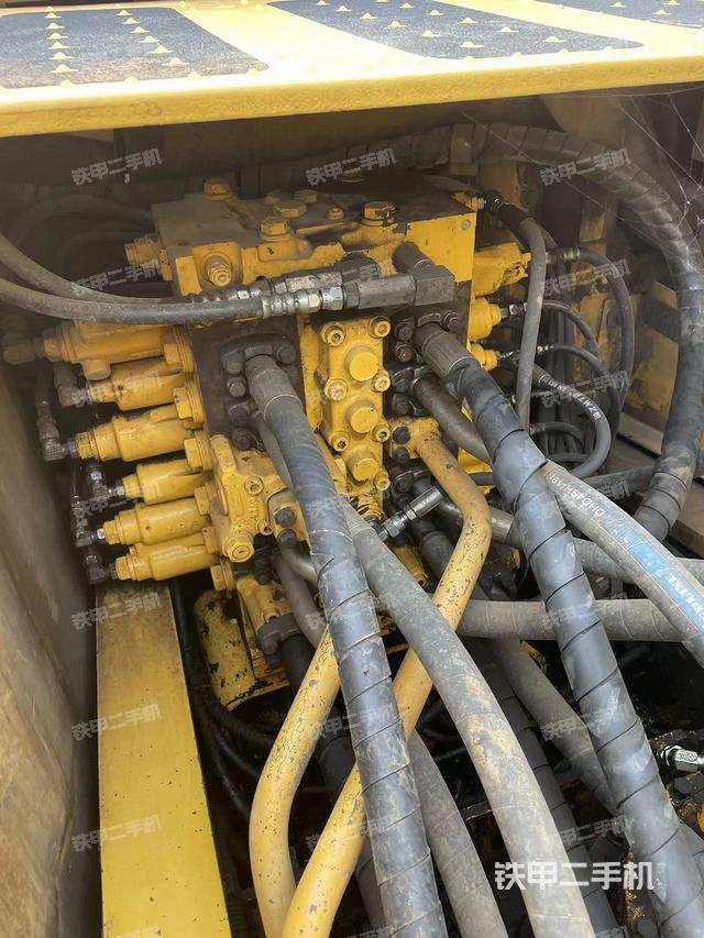 回转马达和主控阀（整机外观）