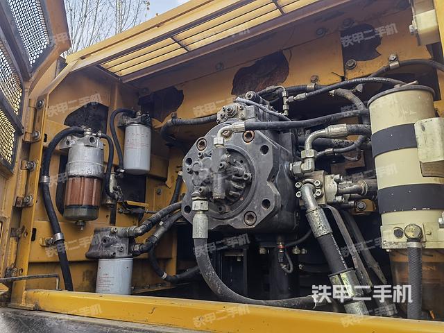 液壓泵艙室正面整體（整機外觀）