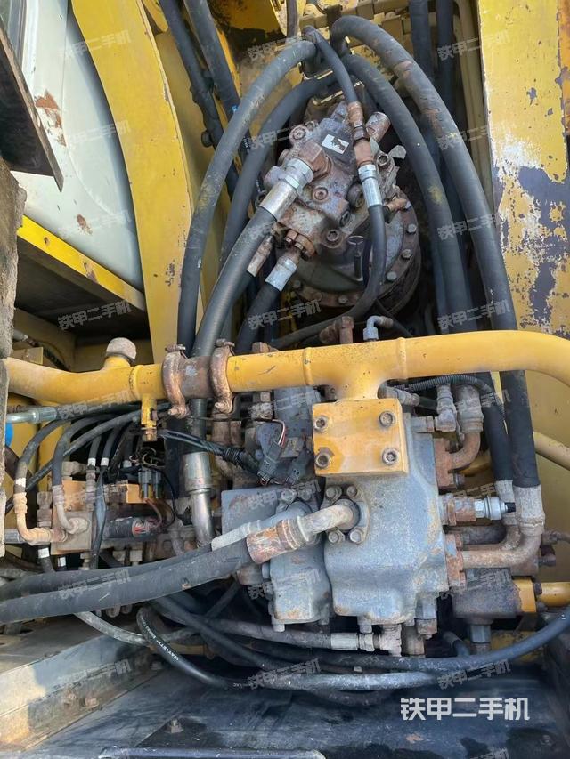 回转马达和主控阀（整机外观）