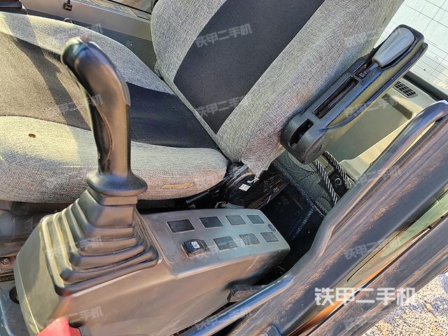 駕駛室整體(整機(jī)外觀) 駕駛室整體(整機(jī)外觀)