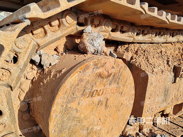 單側(cè)履帶整體(整機(jī)外觀) 單側(cè)履帶整體(整機(jī)外觀)