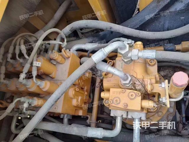 回轉(zhuǎn)馬達(dá)和主控閥(整機(jī)外觀) 回轉(zhuǎn)馬達(dá)和主控閥(整機(jī)外觀)