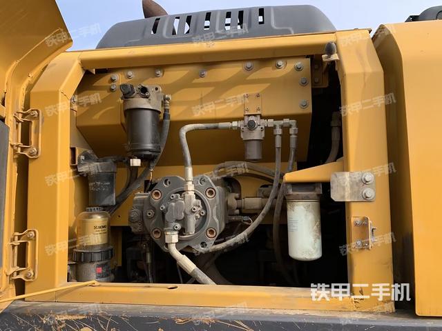 液壓泵艙室正面整體(整機(jī)外觀) 液壓泵艙室正面整體(整機(jī)外觀)