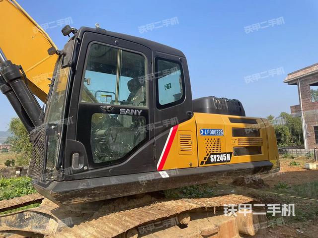 駕駛室整體（整機外觀）