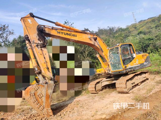 现代R215-9C挖掘机的设备实拍-第2张实拍照片