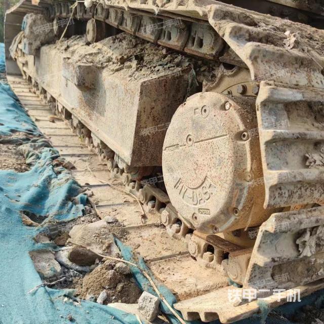 單側(cè)履帶整體(整機(jī)外觀) 單側(cè)履帶整體(整機(jī)外觀)