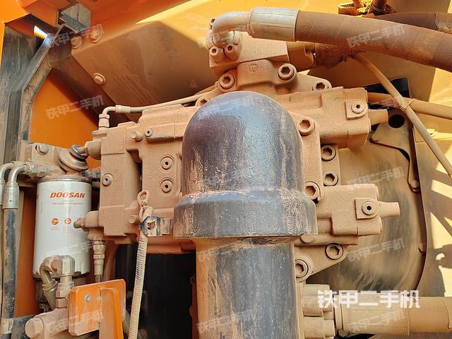 液壓泵艙室正面整體(整機(jī)外觀) 液壓泵艙室正面整體(整機(jī)外觀)