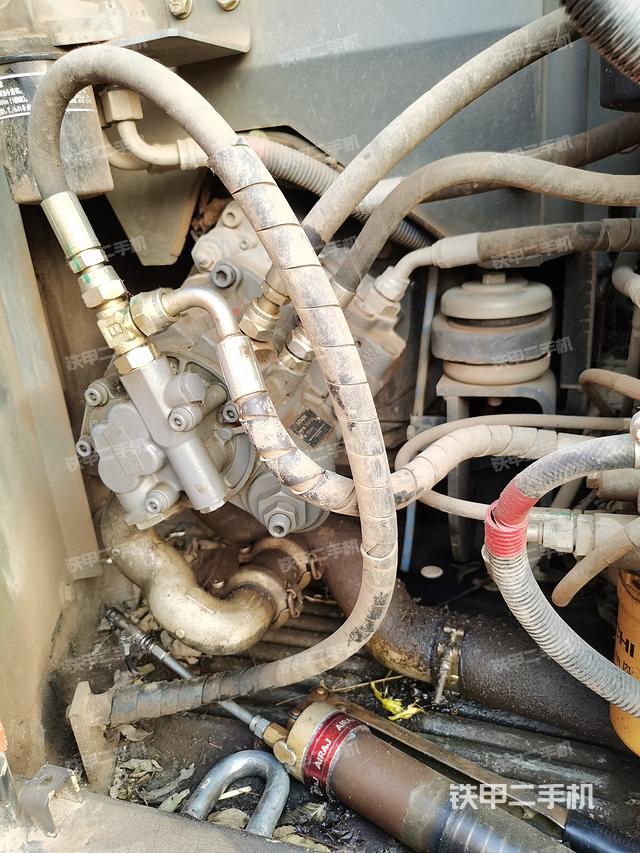 液壓泵艙室正面整體（整機(jī)外觀）