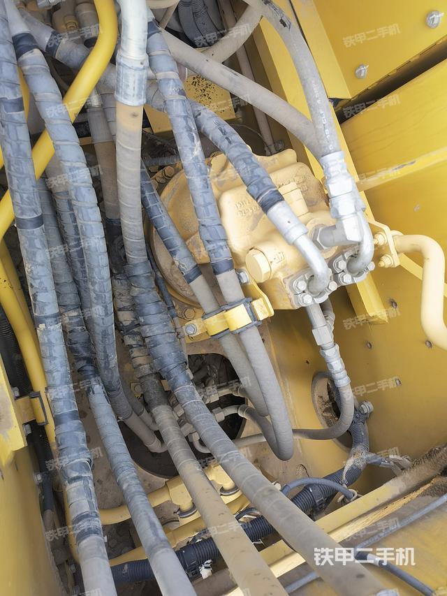 回轉(zhuǎn)馬達(dá)和主控閥(整機(jī)外觀) 回轉(zhuǎn)馬達(dá)和主控閥(整機(jī)外觀)