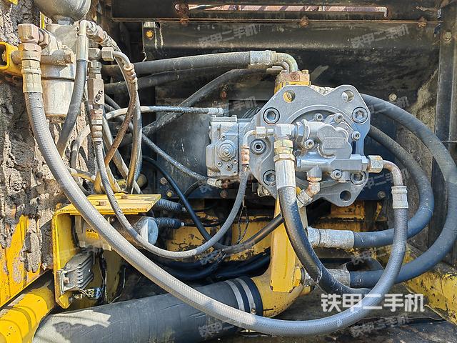 液压泵舱室正面整体（整机外观）