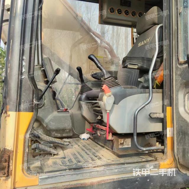 駕駛室整體(整機(jī)外觀) 駕駛室整體(整機(jī)外觀)