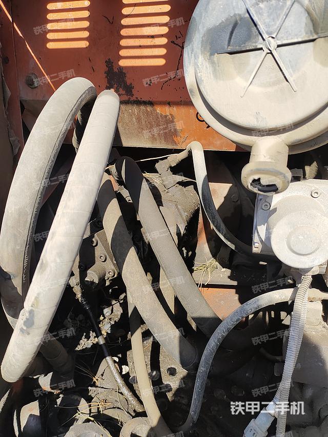 液压泵舱室正面整体（整机外观）