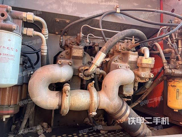 液压泵舱室正面整体（整机外观）