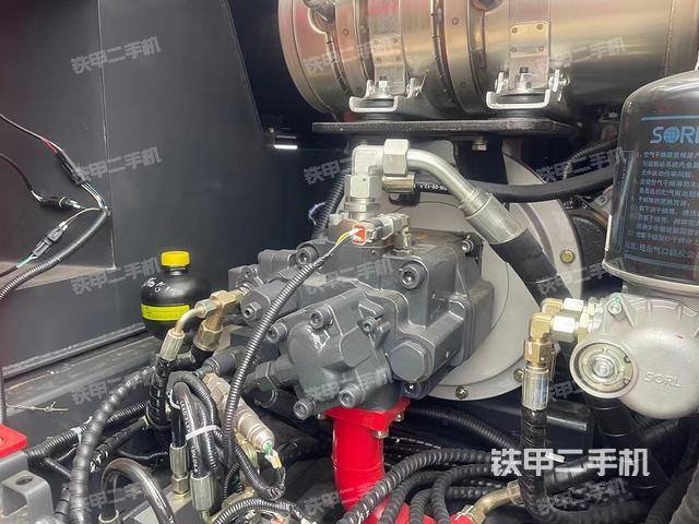 液压泵舱室正面整体（整机外观）