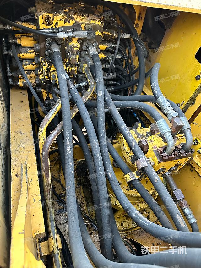 回轉(zhuǎn)馬達(dá)和主控閥（整機(jī)外觀）