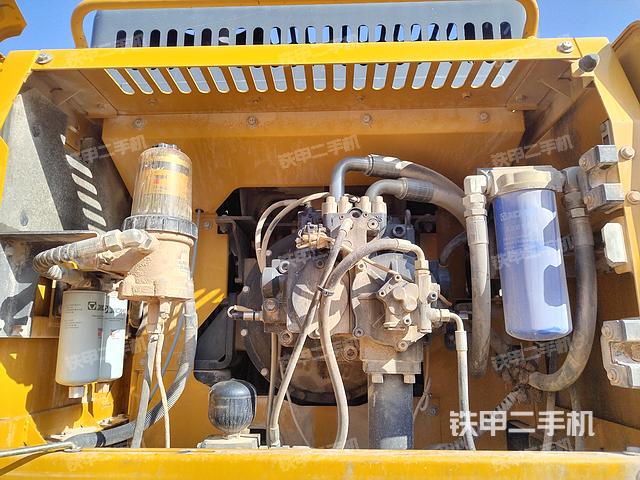 液压泵舱室正面整体（整机外观）