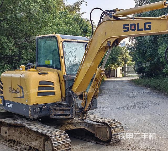 驾驶室顶部（整机外观）