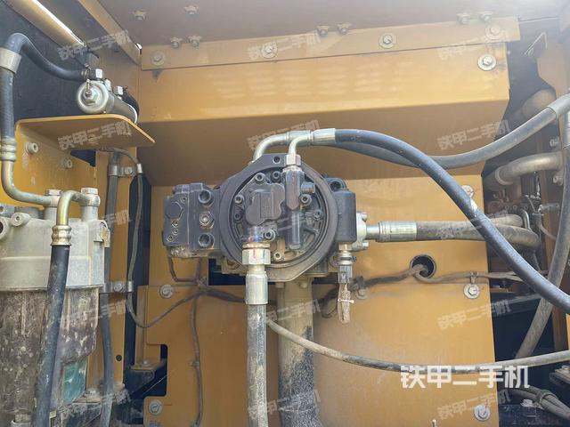 液壓泵艙室正面整體（整機外觀）