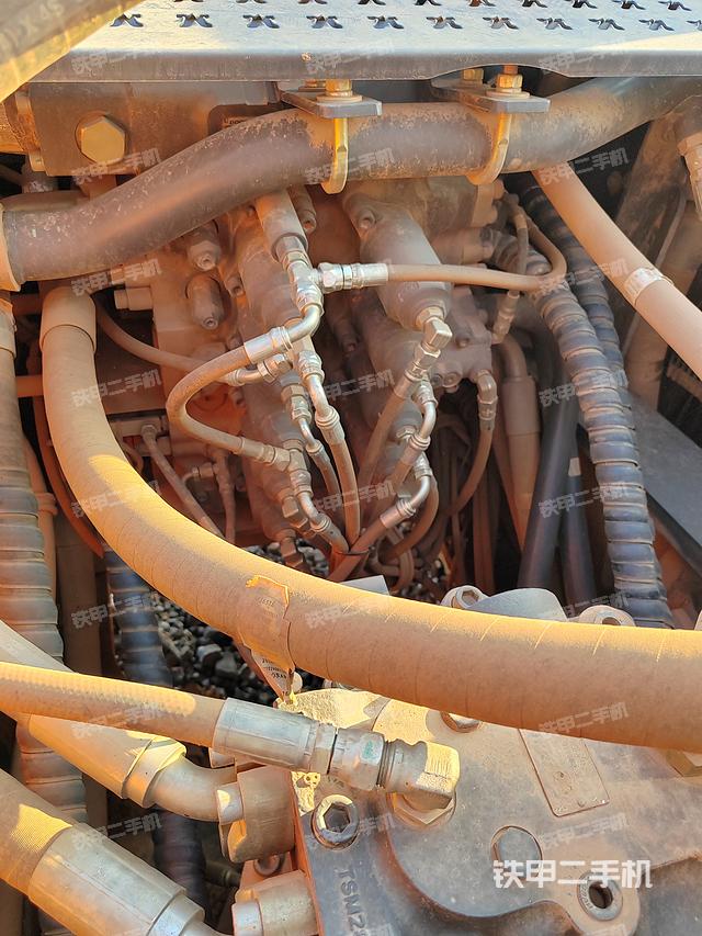 回轉(zhuǎn)馬達(dá)和主控閥(整機(jī)外觀) 回轉(zhuǎn)馬達(dá)和主控閥(整機(jī)外觀)